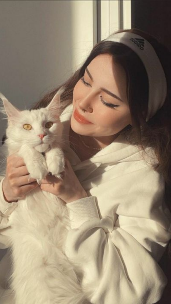 صور بنات كيوت مع قطط
