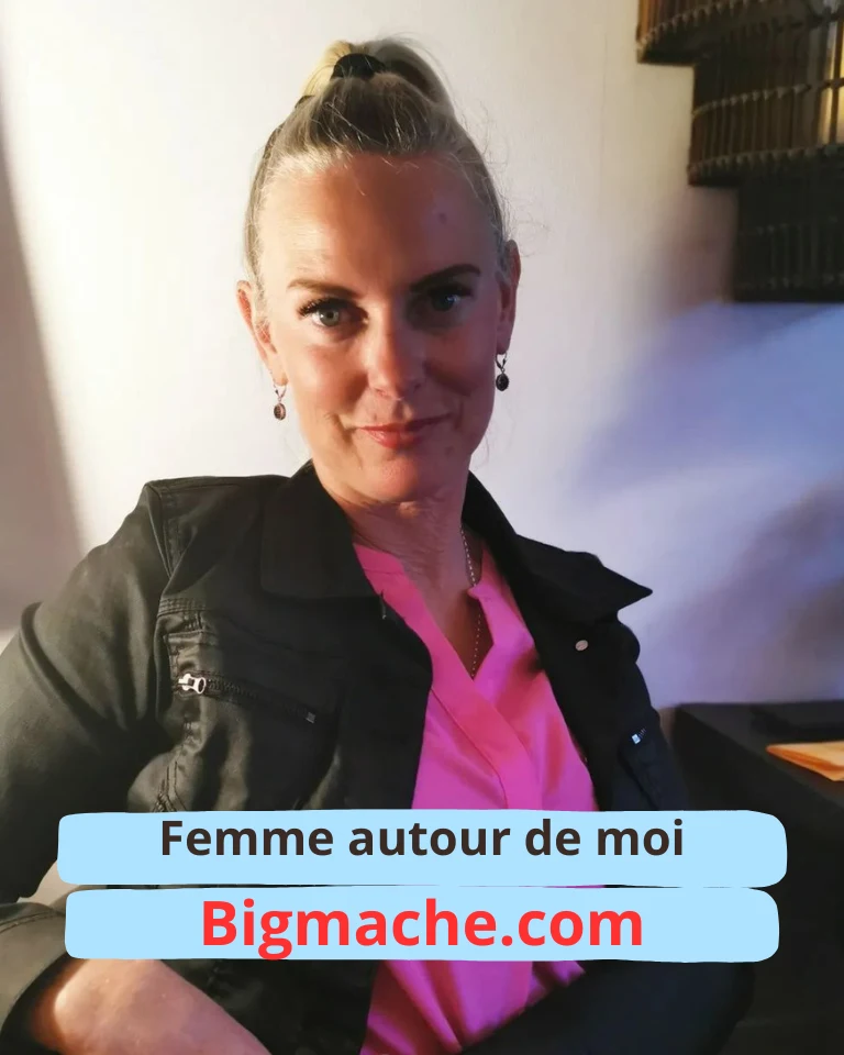Femme autour de moi ouvert actuellement